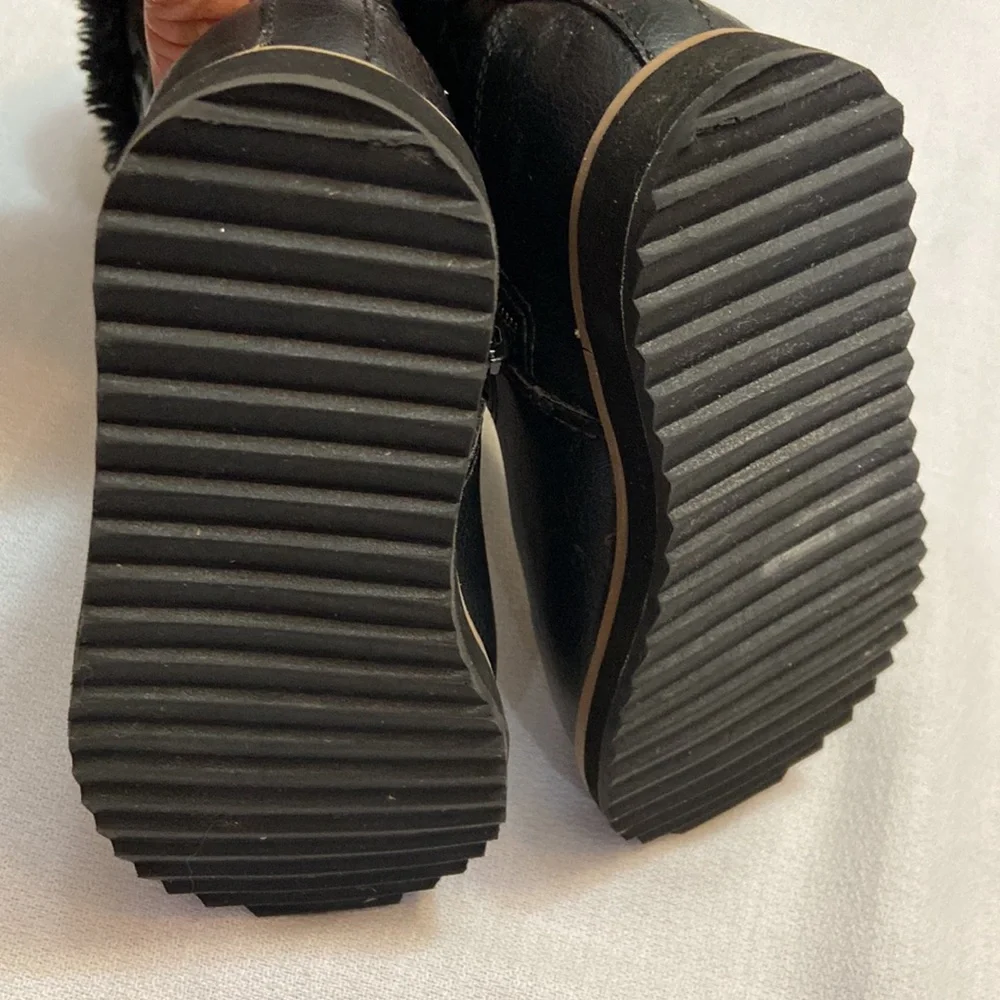 Black Fur Lined Zippered Side Girls Boots Featuring Puffy Stars- Size 7.5